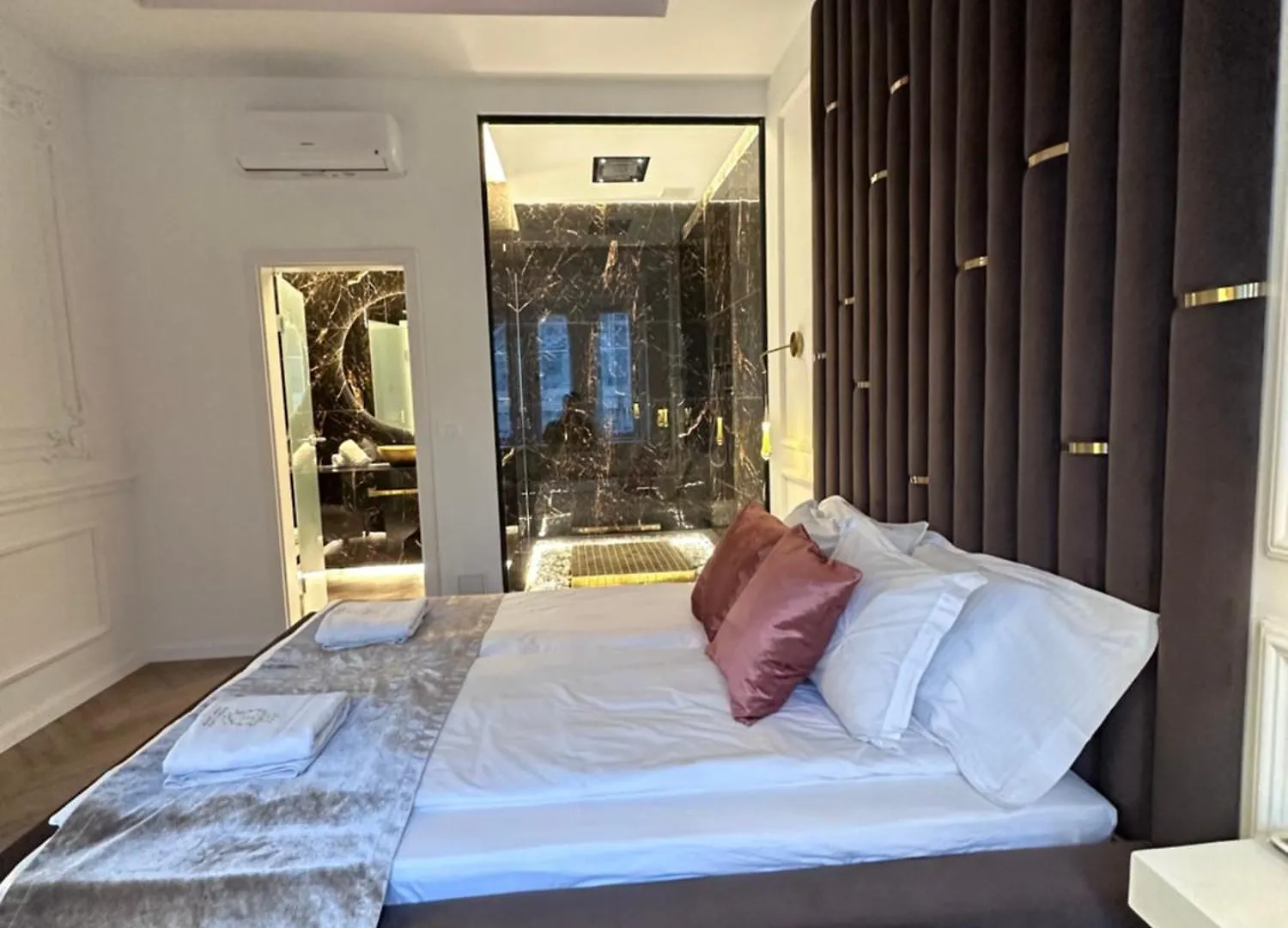 Jacuzzi Royal Suite Budapest Apartment